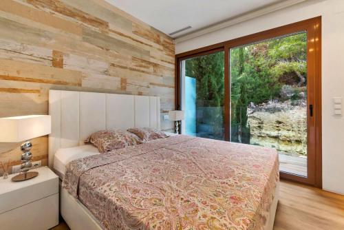 sypialnia z łóżkiem i dużym oknem w obiekcie Las Colinas, Acacia Villas, Alicante w mieście Orihuela Costa