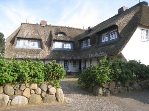 a large house with a thatched roof at Eckhus in Nieblum