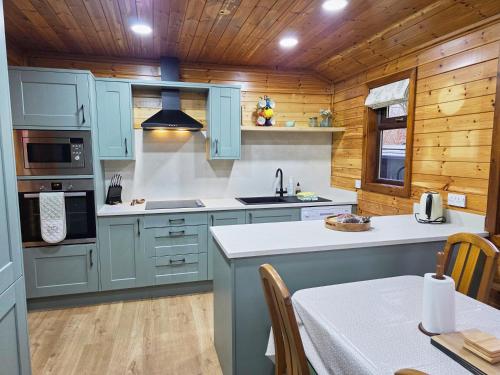 Kuchyň nebo kuchyňský kout v ubytování Luxury Wood Lodge with sauna, log burner & private woodland garden - Wnion Wood Lodge