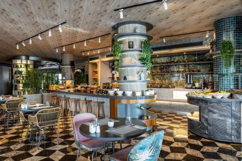 Un restaurante con mesas y sillas y un bar. en Opera Hotel Bosphorus - Preferred Hotels and Resorts, en Estambul