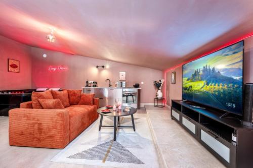 - un salon avec un canapé et une télévision à grand écran dans l'établissement Secret Room, à Menton