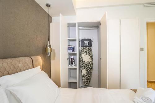 a bedroom with a bed and a mirror in a room at Elektras Apartment στο κέντρο της Λάρισας με δωρεάν Πάρκιγκ και Πρωινό in Larisa