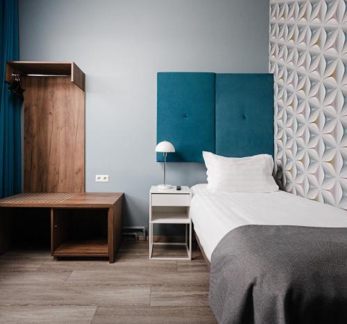 Postel nebo postele na pokoji v ubytování ODDSSON Midtown Hotel