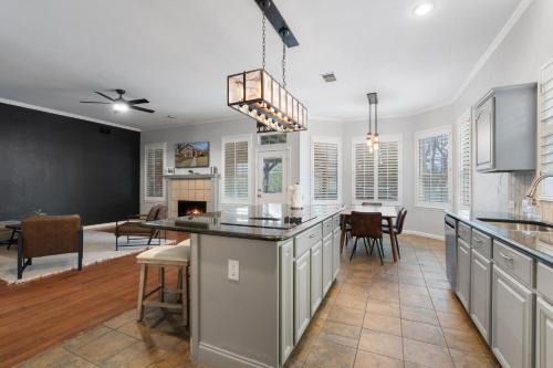 Una cocina o cocineta en Heated Pool PoolTable HotTub Sleeps 16 Renovated
