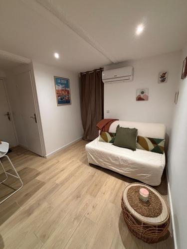 une petite pièce avec un lit et une table dans l'établissement Appartement Ceyreste La Ciotat - jacuzzi, à Ceyreste