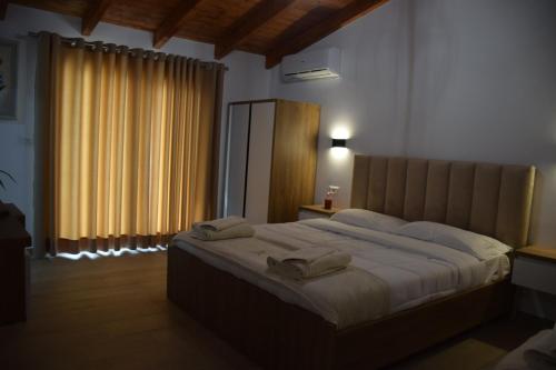 Ένα ή περισσότερα κρεβάτια σε δωμάτιο στο Guest House Merkaj