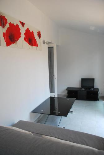 une chambre avec un lit et une télévision sur un mur dans l'établissement Gîte de SAINT RIOM, à Paimpol