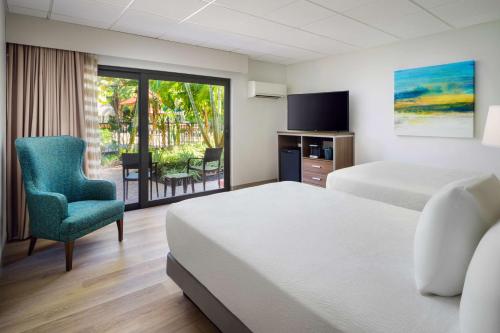 Ένα ή περισσότερα κρεβάτια σε δωμάτιο στο Best Western Naples Inn & Suites