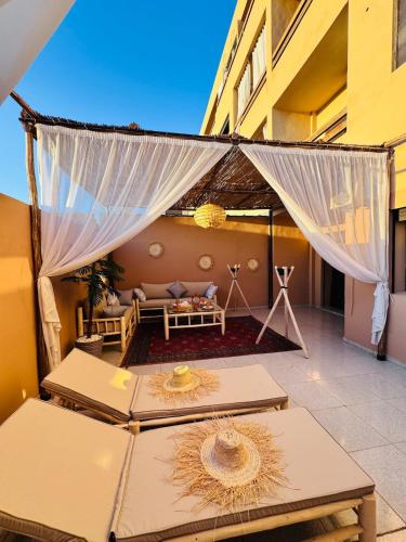un soggiorno con letto e rete di Authentic Apartmentic in Gueliz Marrakech a Marrakech