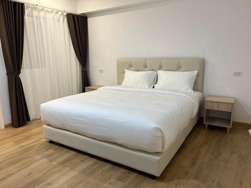 Postel nebo postele na pokoji v ubytování VELA Korat Hotel & Cafe'