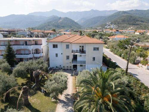 een uitzicht op een stad met bergen op de achtergrond bij Studios Anais in Limenas