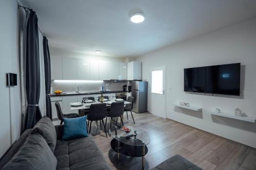 TV a/nebo společenská místnost v ubytování Apartman Mario