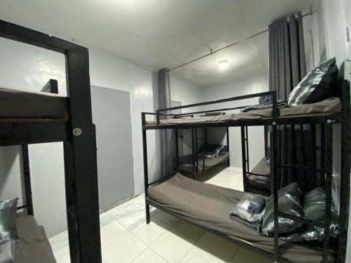 Μία ή περισσότερες κουκέτες σε δωμάτιο στο Can accommodate up to 10 guest near Virac Airport