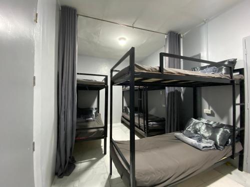 Ένα ή περισσότερα κρεβάτια σε δωμάτιο στο Can accommodate up to 10 guest near Virac Airport