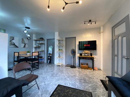 Μια τηλεόραση ή/και κέντρο ψυχαγωγίας στο Can accommodate up to 10 guest near Virac Airport