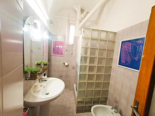 une salle de bain avec un lavabo et des toilettes dans l'établissement Vieux Nice Place Garibaldi - cozy flat, à Nice