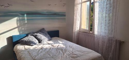 a bedroom with a bed with a window and a bed sidx sidx sidx at Chambre Océan, parking gratuit et jardin in Besançon