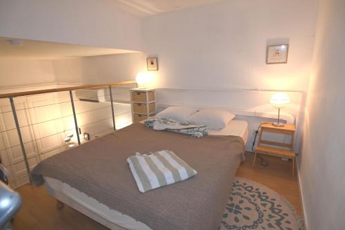 1 dormitorio pequeño con 1 cama y 2 lámparas en Les Halles superbe studio 4 personnes Wi-Fi Climatisation Netflix cœur de ville et historique, en Béziers