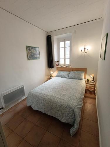 une chambre avec un lit et une fenêtre dans l'établissement Vieux Nice Place Garibaldi - cozy flat, à Nice