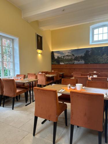 a dining room with tables and chairs in a restaurant at Burg Heimerzheim in Swisttal