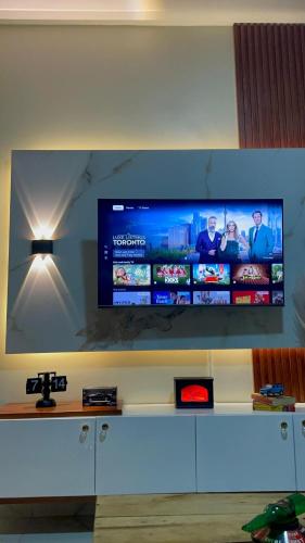 Μια τηλεόραση ή/και κέντρο ψυχαγωγίας στο Evolve Estates, Apartment I