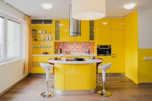 Prague Days - Three-bedroom Loft with Fireplace in Pop-art Style