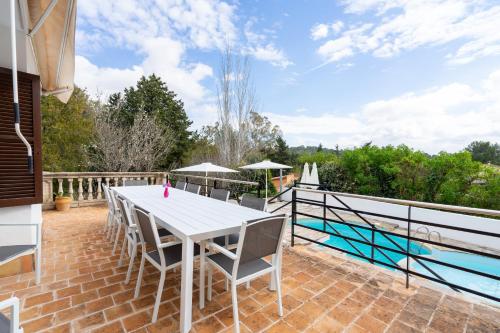 Bazén v ubytování Bon Jardi nebo v jeho okolí