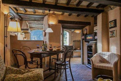 una cucina e una sala da pranzo con tavolo e sedie di Cortona Village Heights a Cortona