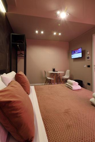 a bedroom with a large bed and a table at Spera Luxury Palermo & SPA in Palermo