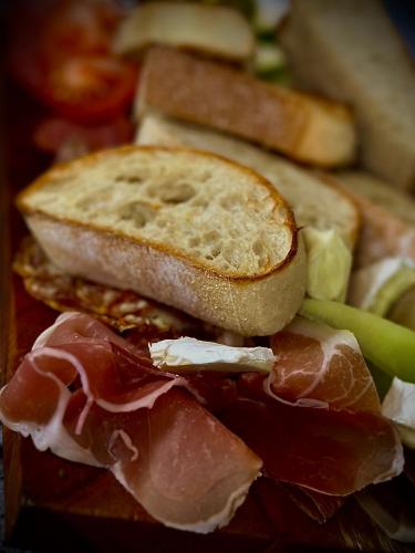 Un primer plano de un sándwich con carne y pan. en Herberg Sellingen, en Sellingen