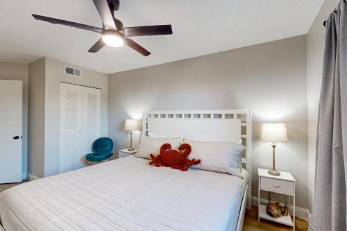 een teddybeer op een bed in een slaapkamer bij Cozy condo with shared pool, close to historic downtown st augustine in St. Augustine