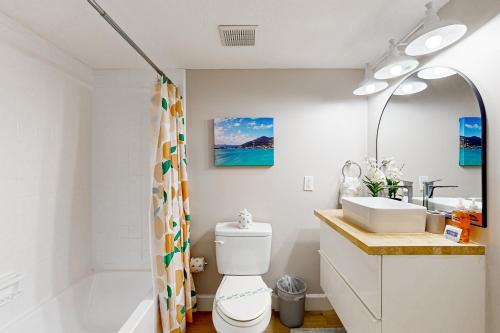 een badkamer met een wastafel, een toilet en een bad bij Cozy condo with shared pool, close to historic downtown st augustine in St. Augustine