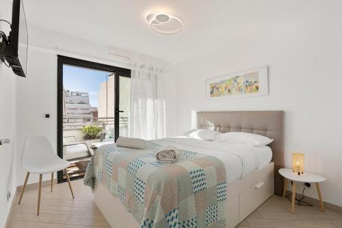 une chambre blanche avec un lit et une fenêtre dans l'établissement Suite Relax Five Stars Holiday House, à Nice