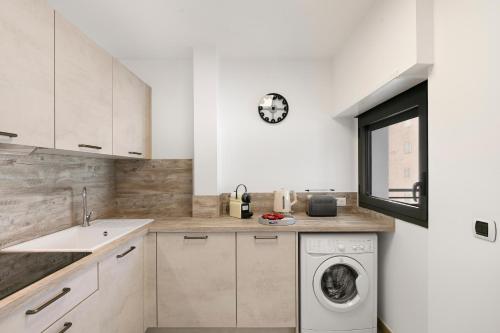 une cuisine avec une machine à laver et un évier dans l'établissement Suite Relax Five Stars Holiday House, à Nice