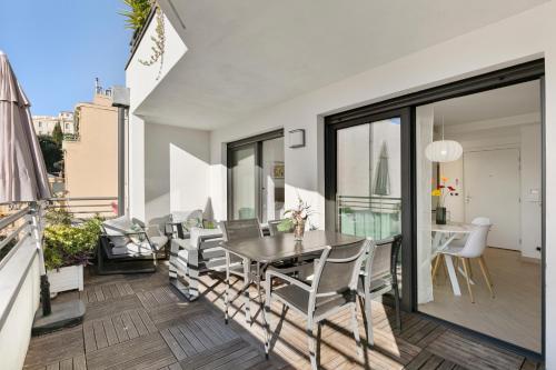 une salle à manger avec une table et des chaises sur un balcon dans l'établissement Suite Relax Five Stars Holiday House, à Nice