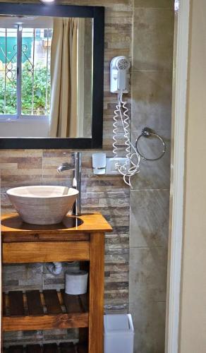 a bathroom with a sink and a mirror at Dúplex Resolana Apartamentos con Servicios in Valeria del Mar