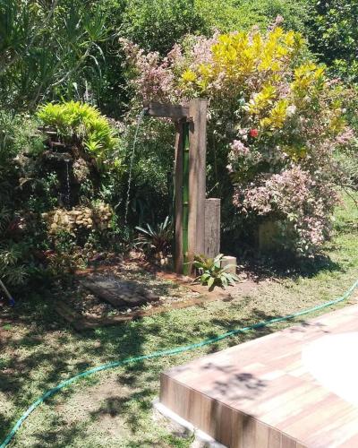Κήπος έξω από το Sítio com piscina, na estrada de Aldeia Velha e rio a frente da porteira