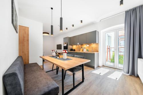 a kitchen and dining room with a table and a couch at Das Sill by Inncomer in Innsbruck