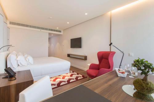 Télévision ou salle de divertissement dans l'établissement NH Collection Madrid Eurobuilding