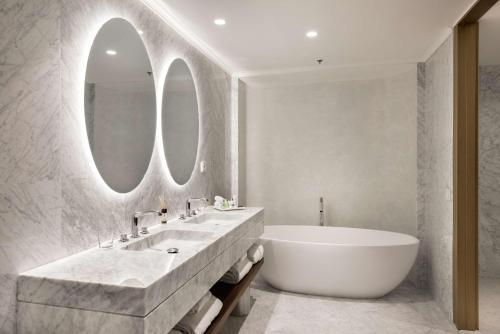 NH Collection Madrid Eurobuilding photo 56