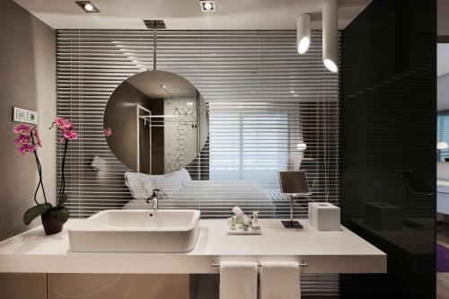 Salle de bains dans l'établissement NH Collection Madrid Eurobuilding