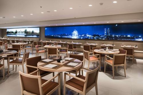 Restaurant ou autre lieu de restauration dans l'établissement NH Collection Madrid Eurobuilding