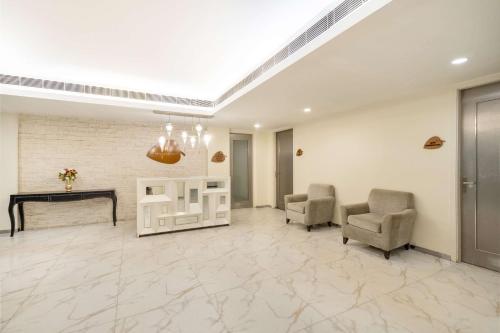 a waiting room with two chairs and a table at Park Plaza Faridabad in Faridabad