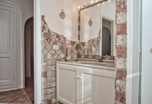 a bathroom with a sink and a mirror at Villa Marinella in Barrabisa