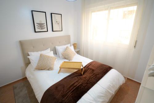 タンジェにあるCozy Stay near airportのベッドルーム(白いベッド、テーブル付)