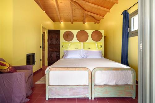 Katil atau katil-katil dalam bilik di Villa Koukounari at Chionata