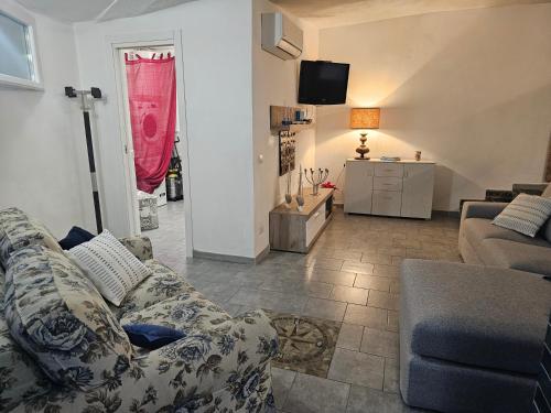 a living room with a couch and a table at Mare e cielo in Porticello