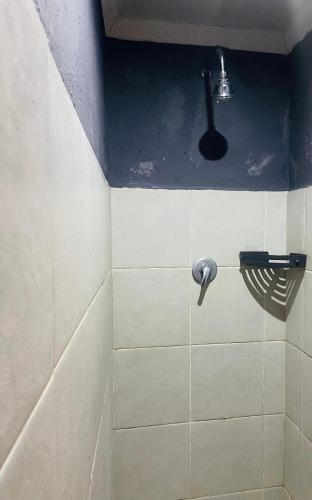 Bilik mandi di Ha-Dzibs backpackers accommodation