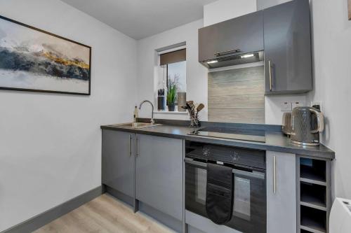 Kuchyň nebo kuchyňský kout v ubytování Cosy 1-Bed Apt in Newmarket with Parking