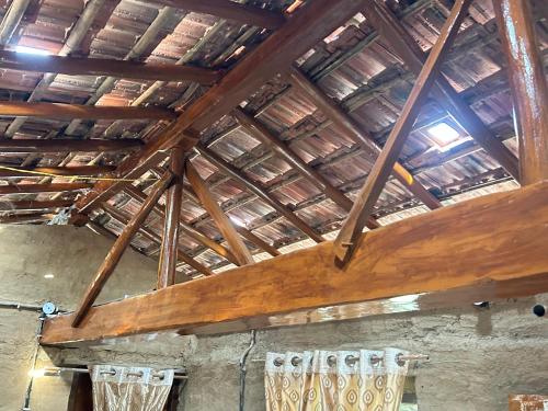 a wooden ceiling in a building with wooden beams at Narmada Homestay in Maheshwar